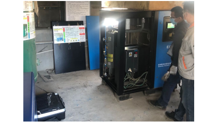 睿寂行空壓機售后服務工程師在現場